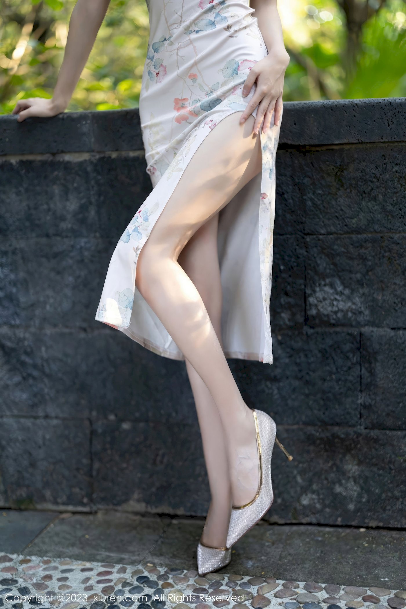 [XiuRen秀人网] No.7631 新人章芃芃 – 旗袍服饰+魅惑黑丝性感写真
