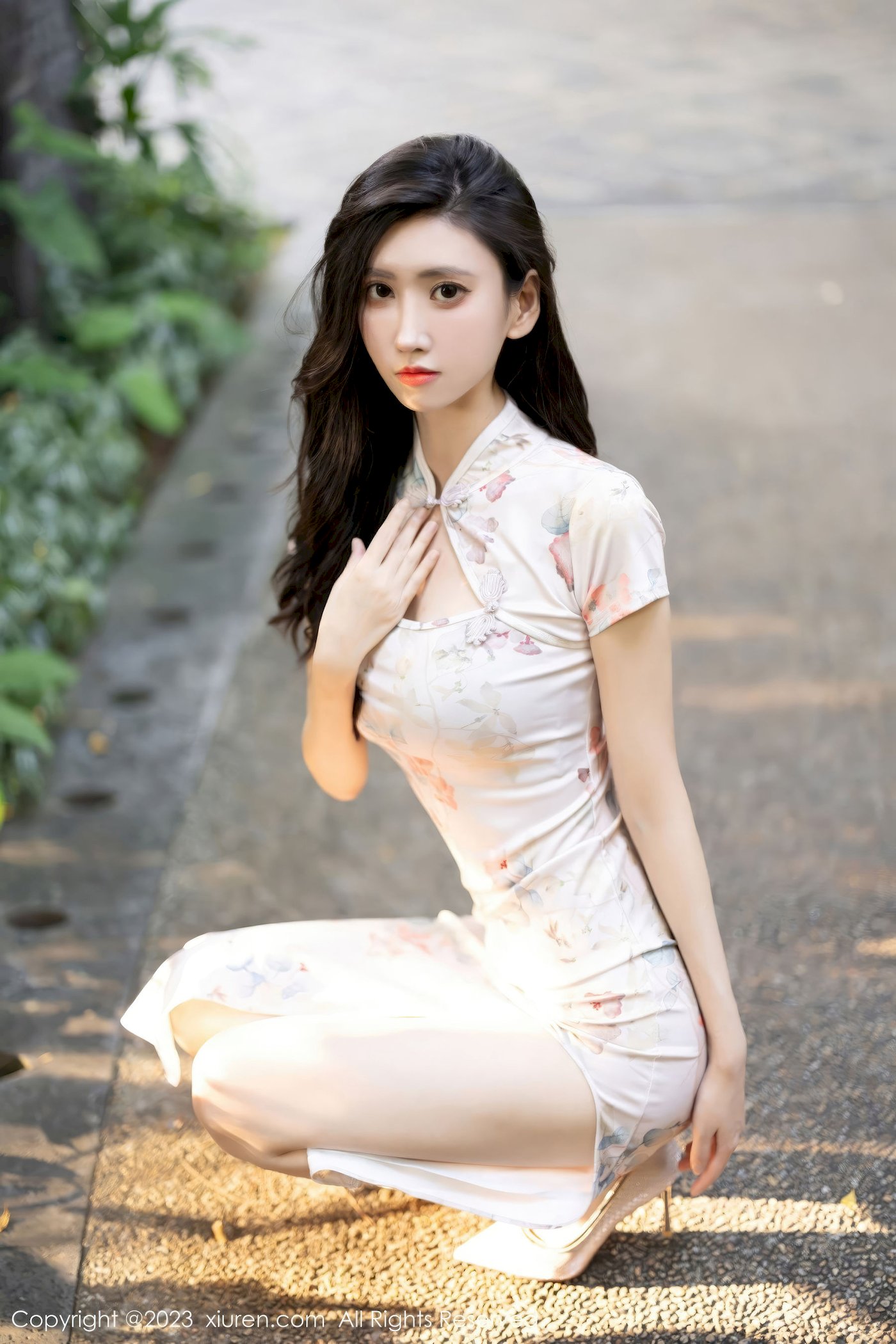 [XiuRen秀人网] No.7631 新人章芃芃 – 旗袍服饰+魅惑黑丝性感写真
