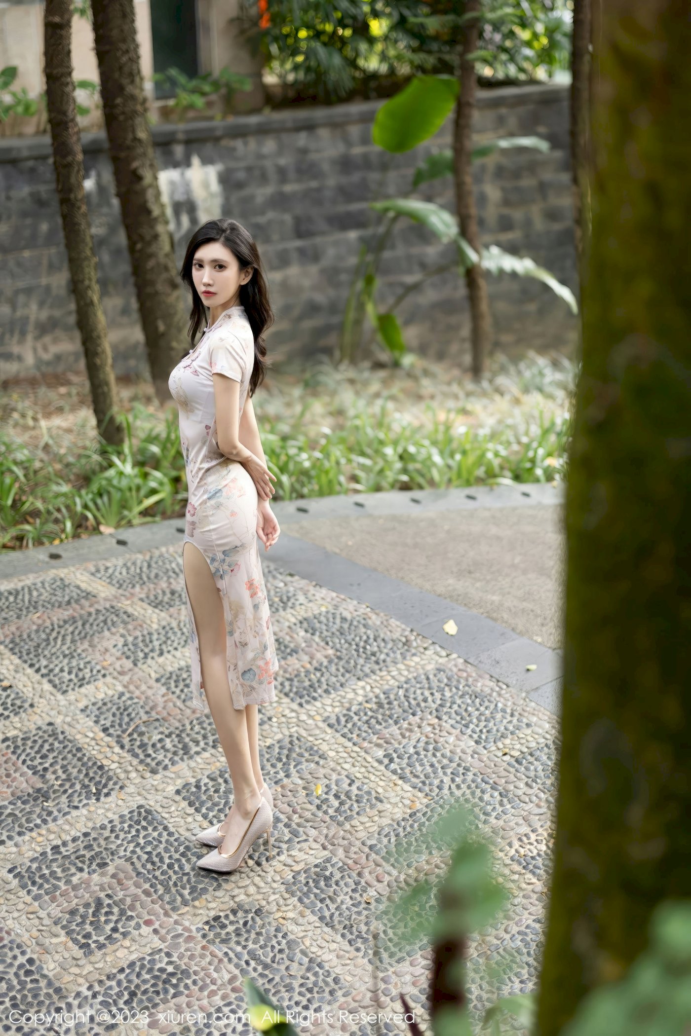 [XiuRen秀人网] No.7631 新人章芃芃 – 旗袍服饰+魅惑黑丝性感写真
