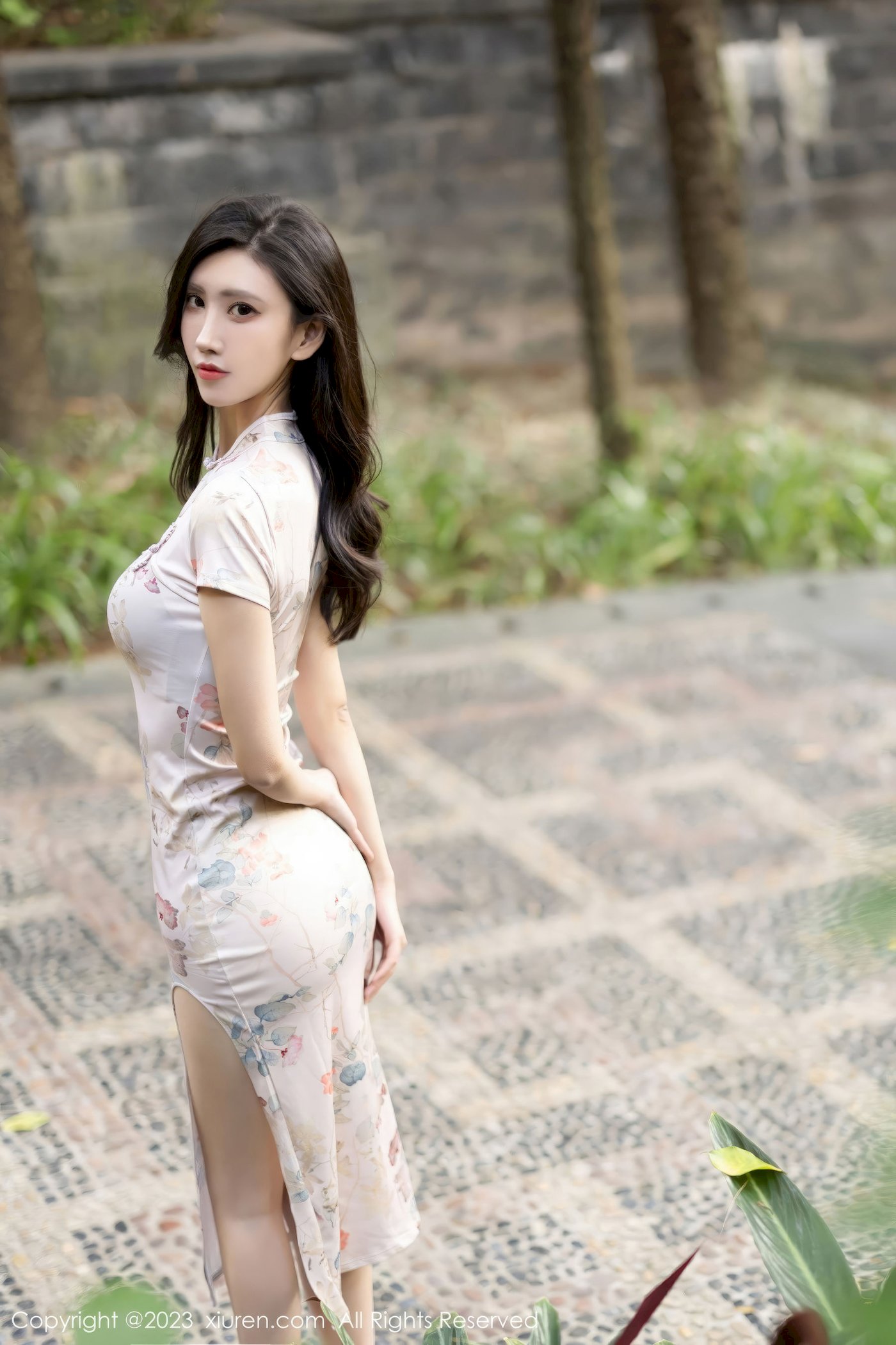 [XiuRen秀人网] No.7631 新人章芃芃 – 旗袍服饰+魅惑黑丝性感写真