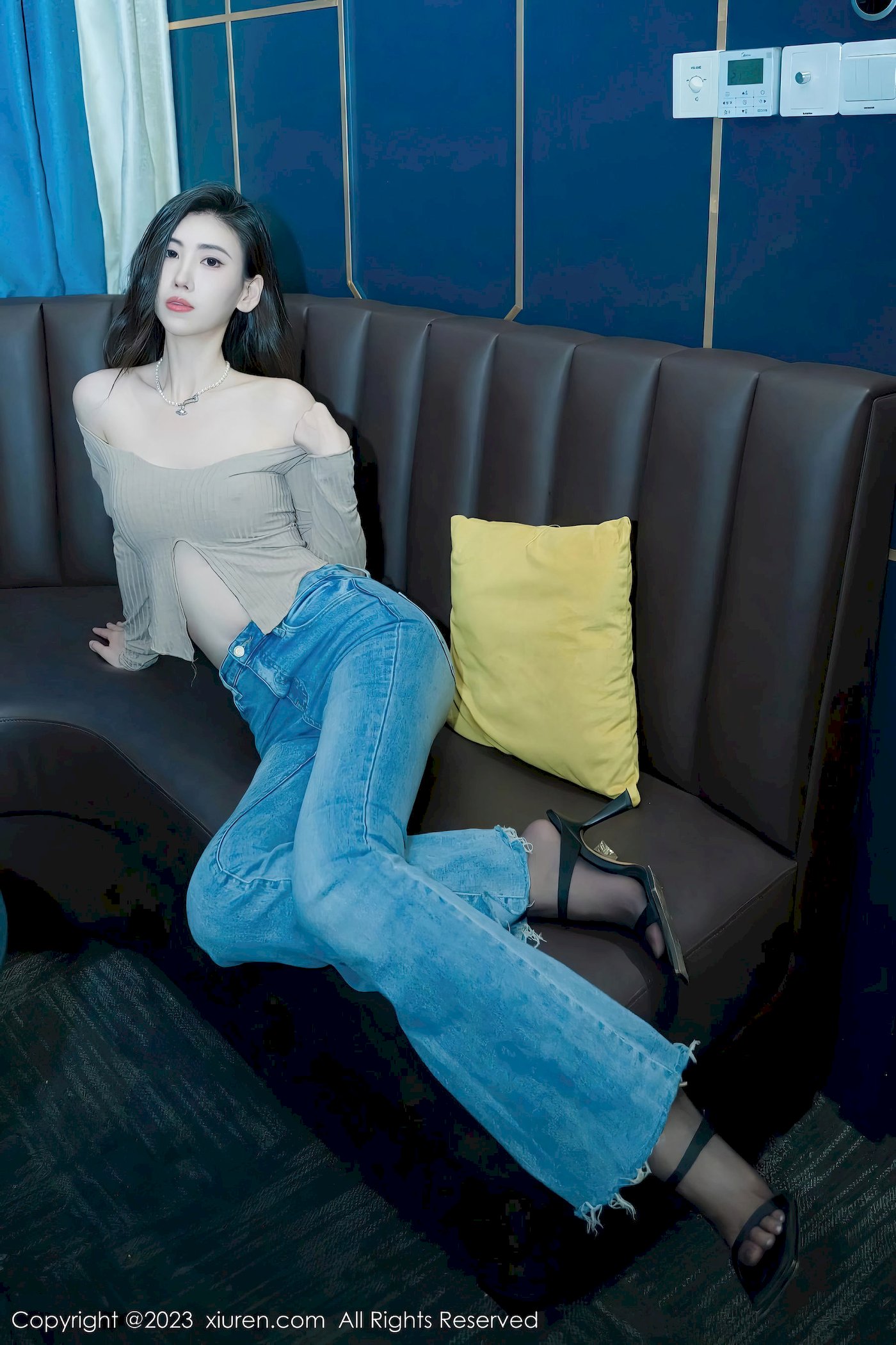 [XiuRen秀人网] No.7041 新人章芃芃 – 杏色上衣+简约牛仔裤性感写真