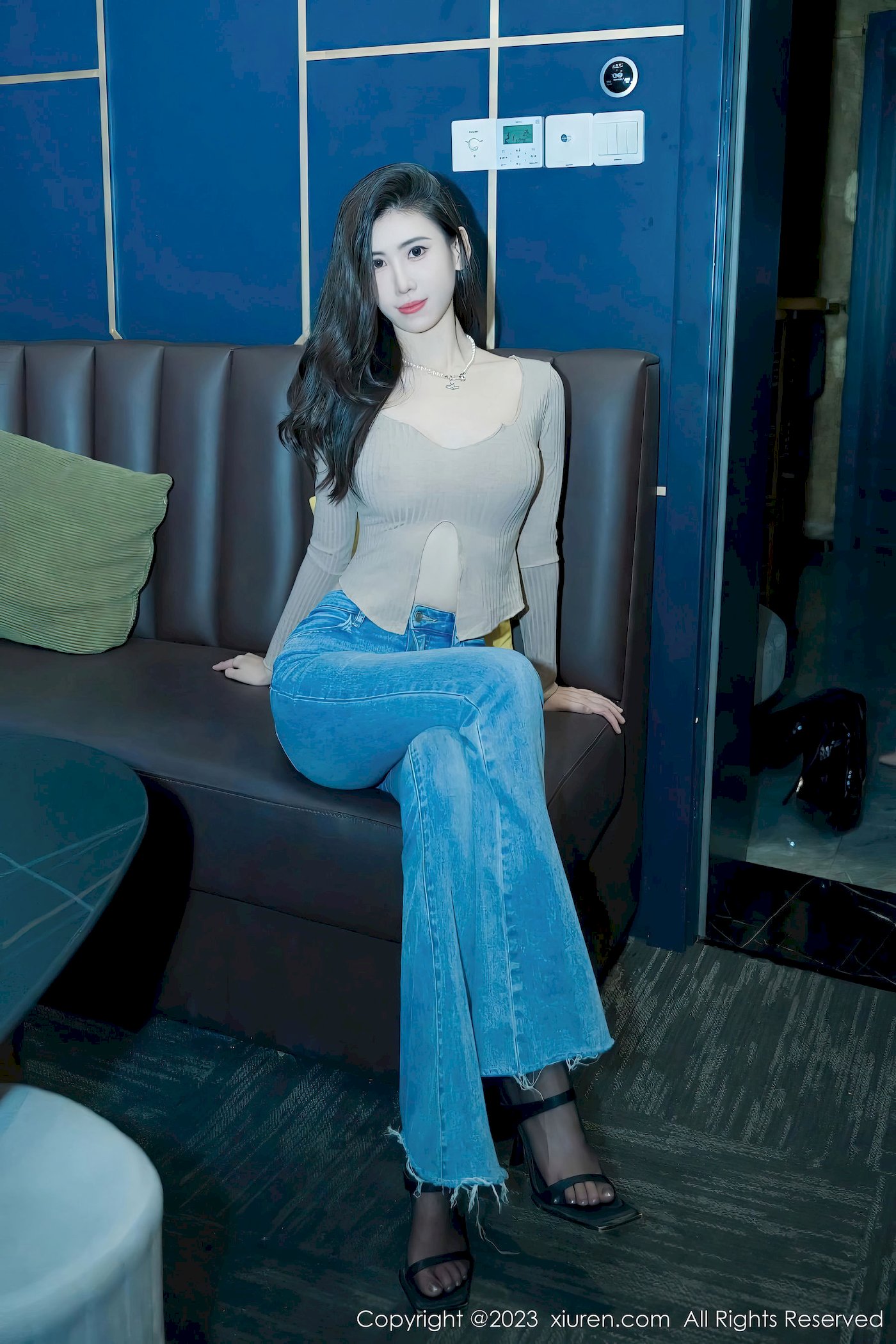 [XiuRen秀人网] No.7041 新人章芃芃 – 杏色上衣+简约牛仔裤性感写真