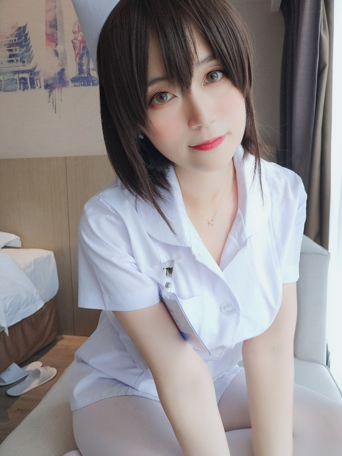 Coser小姐姐白银 – 短发小护士 – COSPLAY