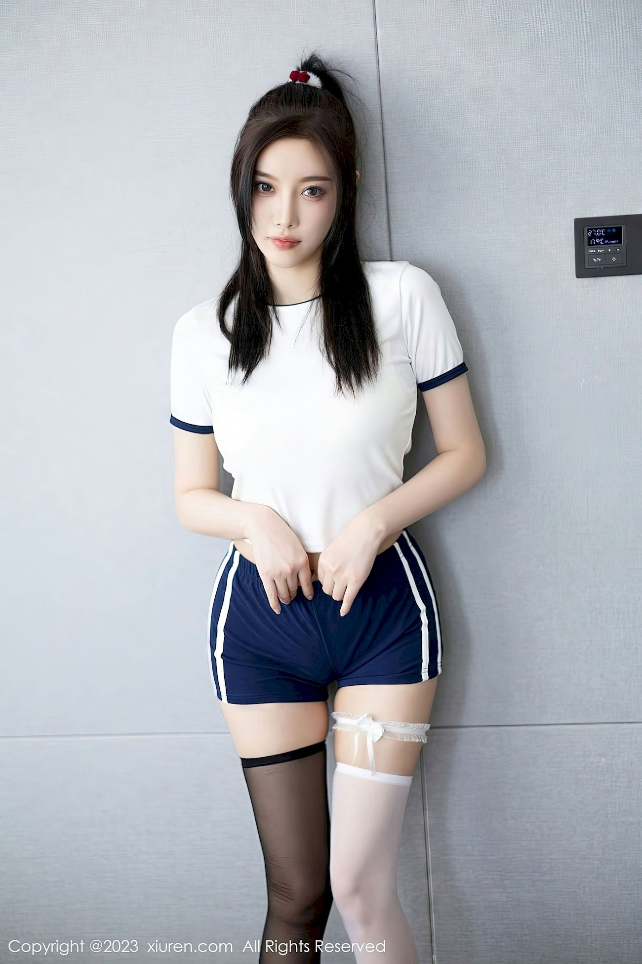 [秀人XiuRen] No.6337 杨晨晨 – 白色收身上衣+蓝色短裤性感写真