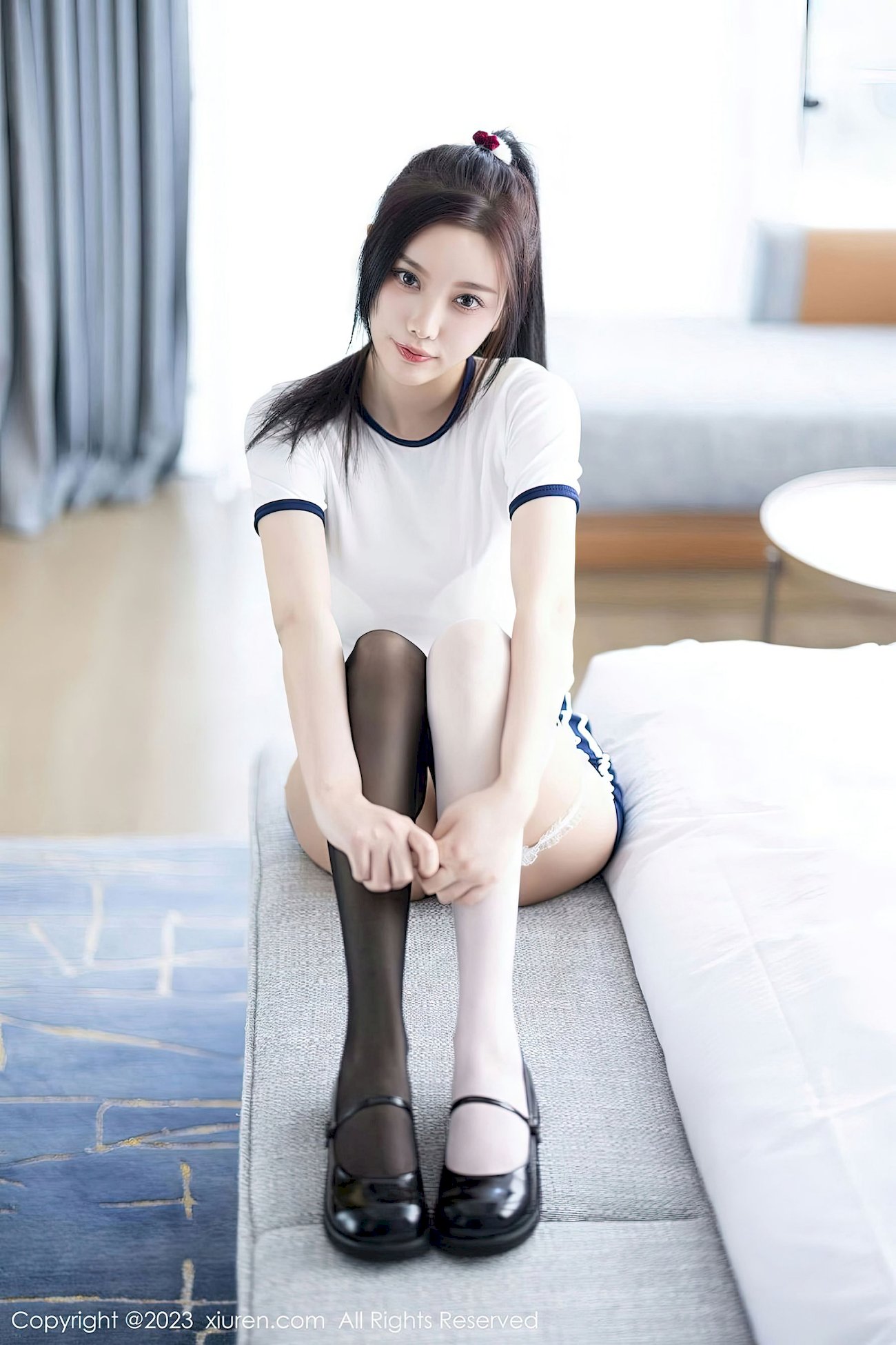 [秀人XiuRen] No.6337 杨晨晨 – 白色收身上衣+蓝色短裤性感写真