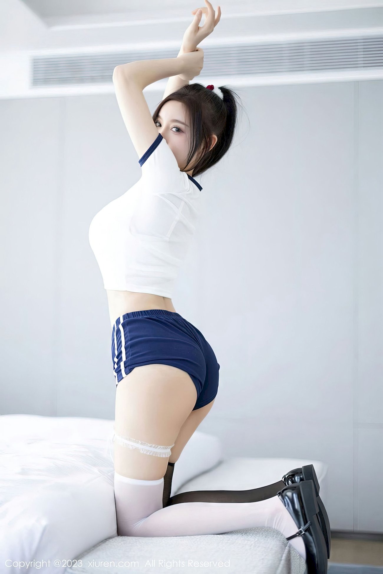 [秀人XiuRen] No.6337 杨晨晨 – 白色收身上衣+蓝色短裤性感写真
