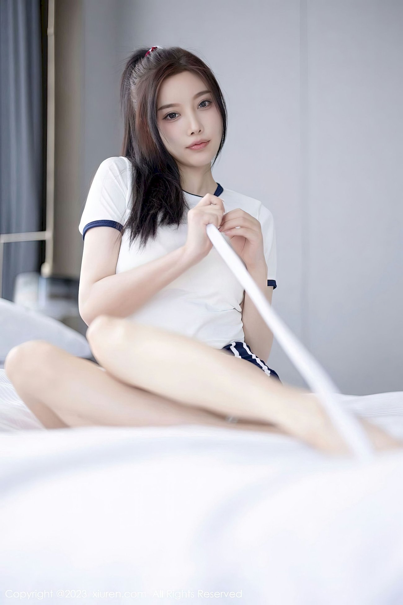 [秀人XiuRen] No.6337 杨晨晨 – 白色收身上衣+蓝色短裤性感写真