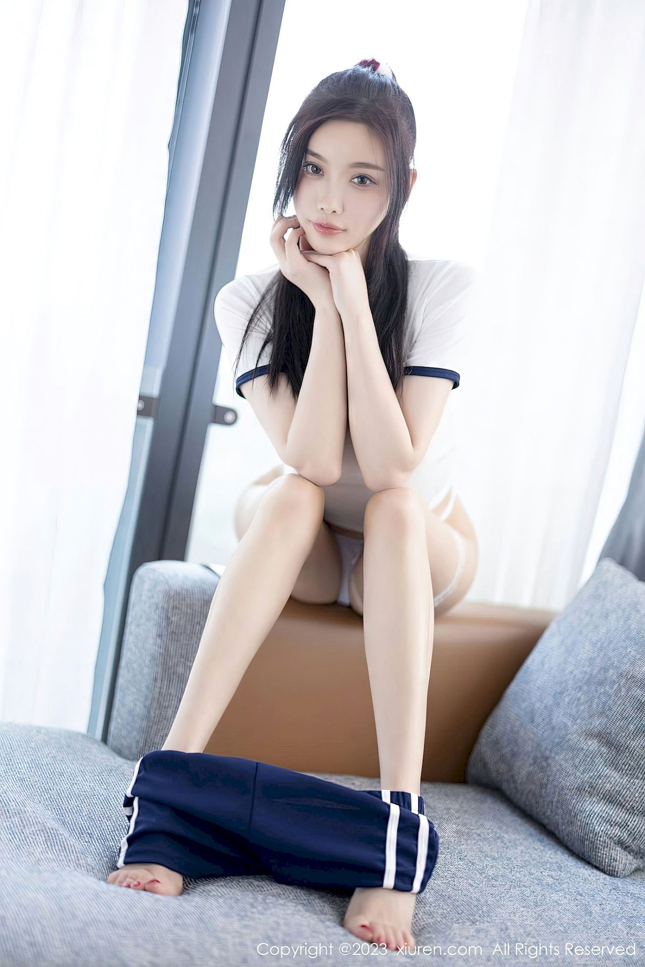 [秀人XiuRen] No.6337 杨晨晨 – 白色收身上衣+蓝色短裤性感写真