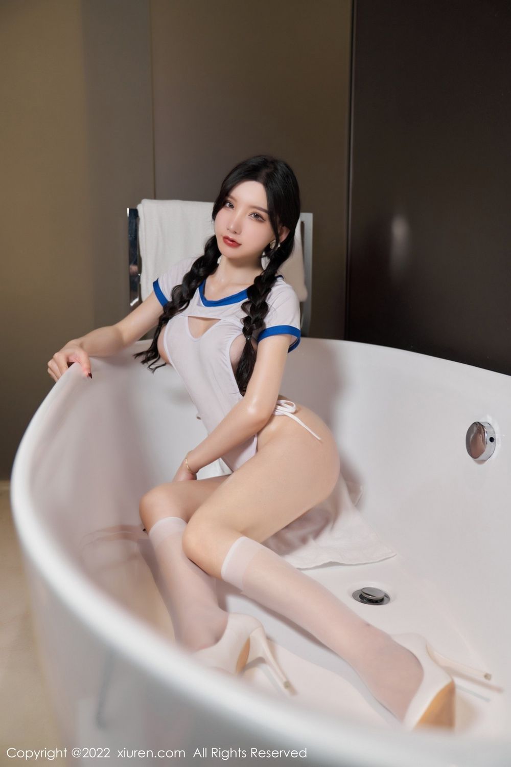 尤蜜荟性感女神周于希Sally白色轻透服饰搭配白色丝袜写真-御萝部落