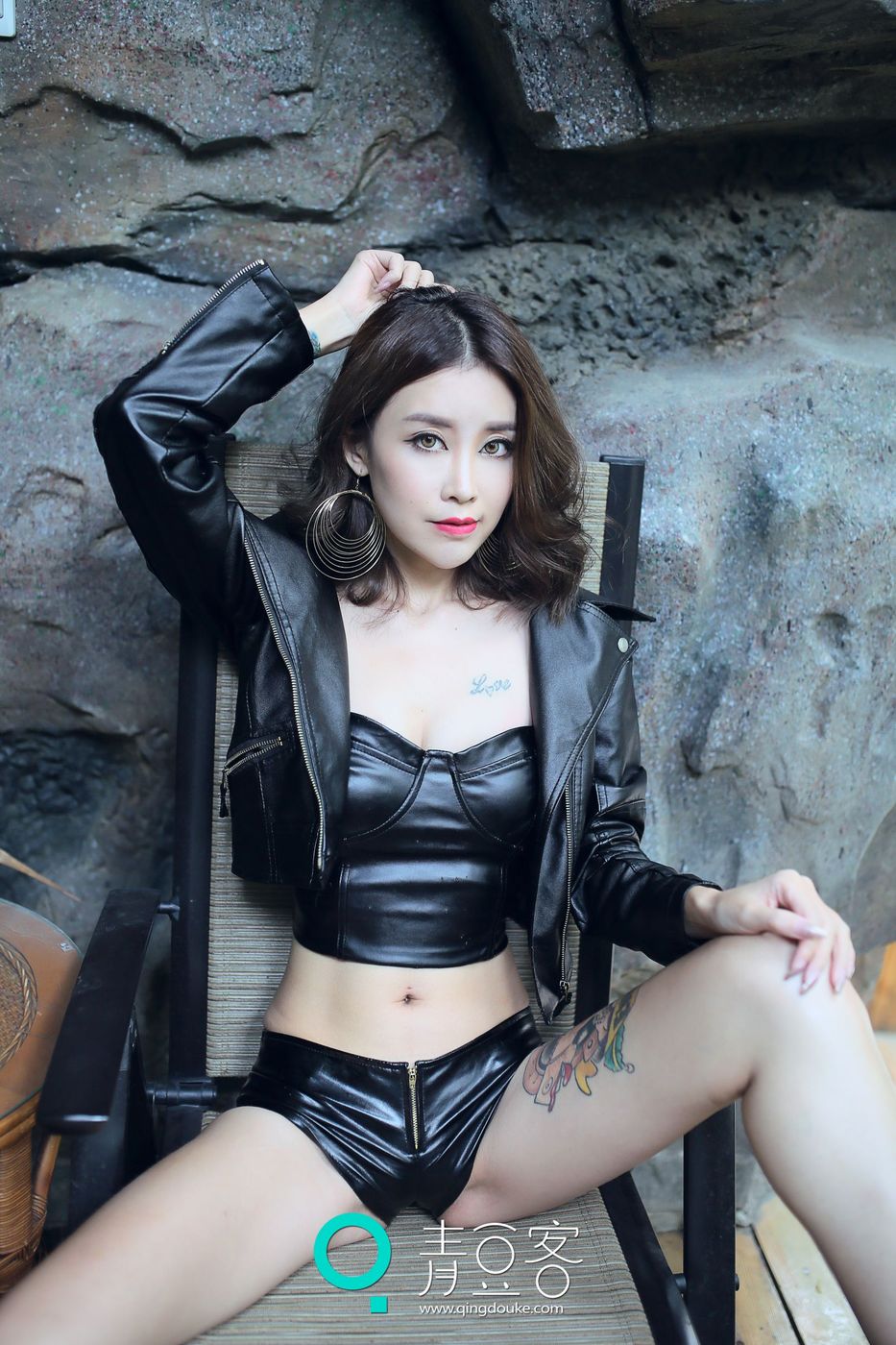 青豆客篮球宝贝吕梦玉修身皮衣黑丝美腿室内性感写真-御萝部落