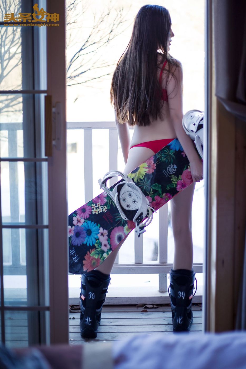 头条女神崔昭妍雪屋红色内衣性感身材室内私房写真-御萝部落