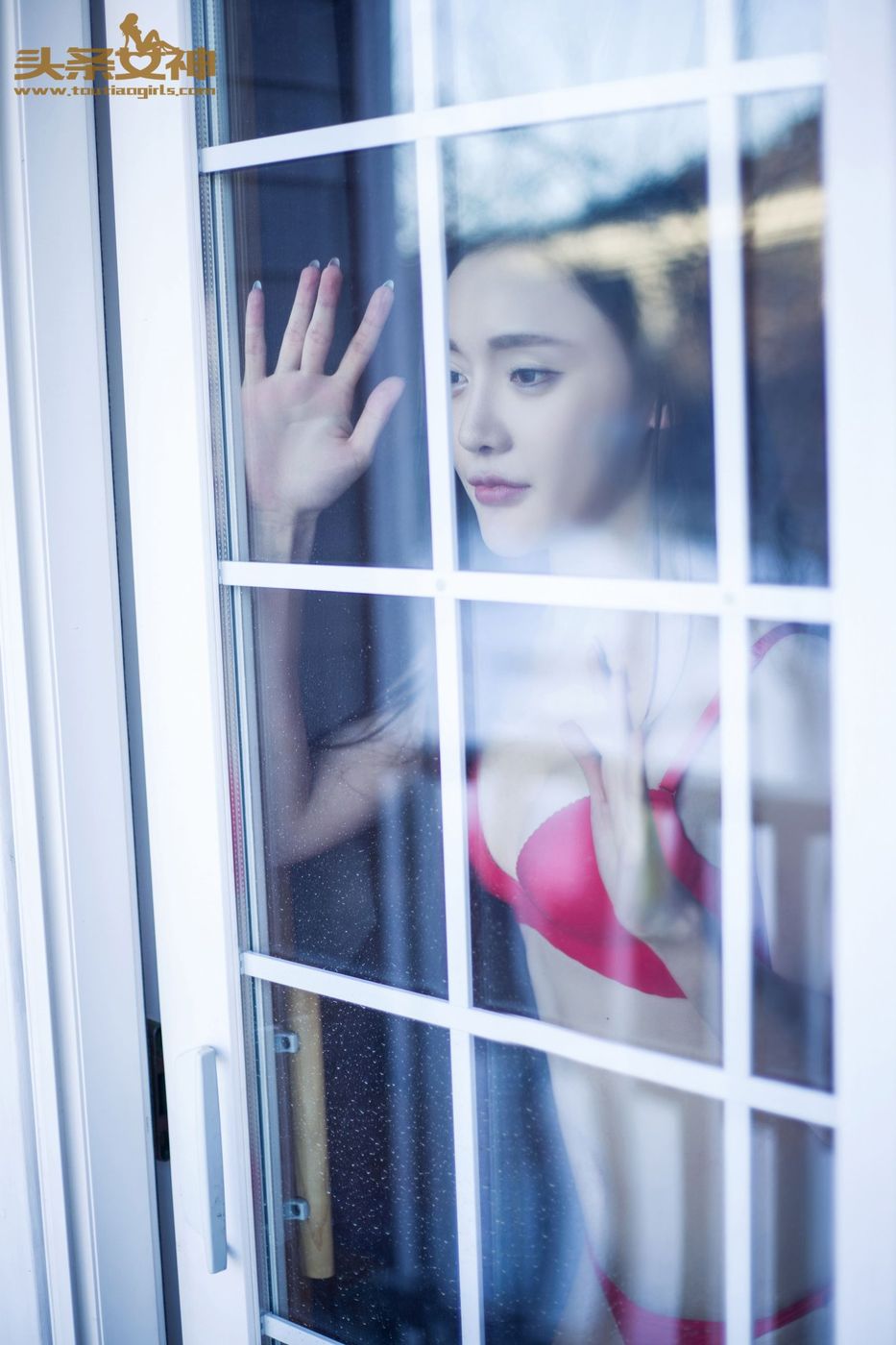 头条女神崔昭妍雪屋红色内衣性感身材室内私房写真-御萝部落