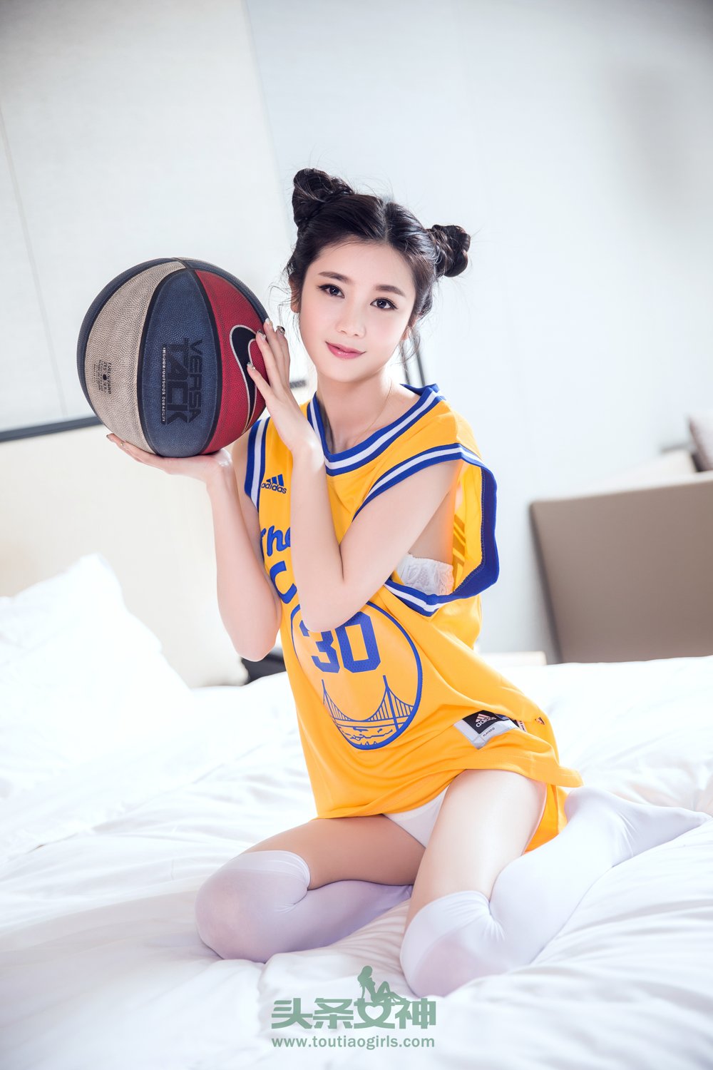 头条女神篮球宝贝苏凉库司令极品身材修长美腿私房写真-御萝部落