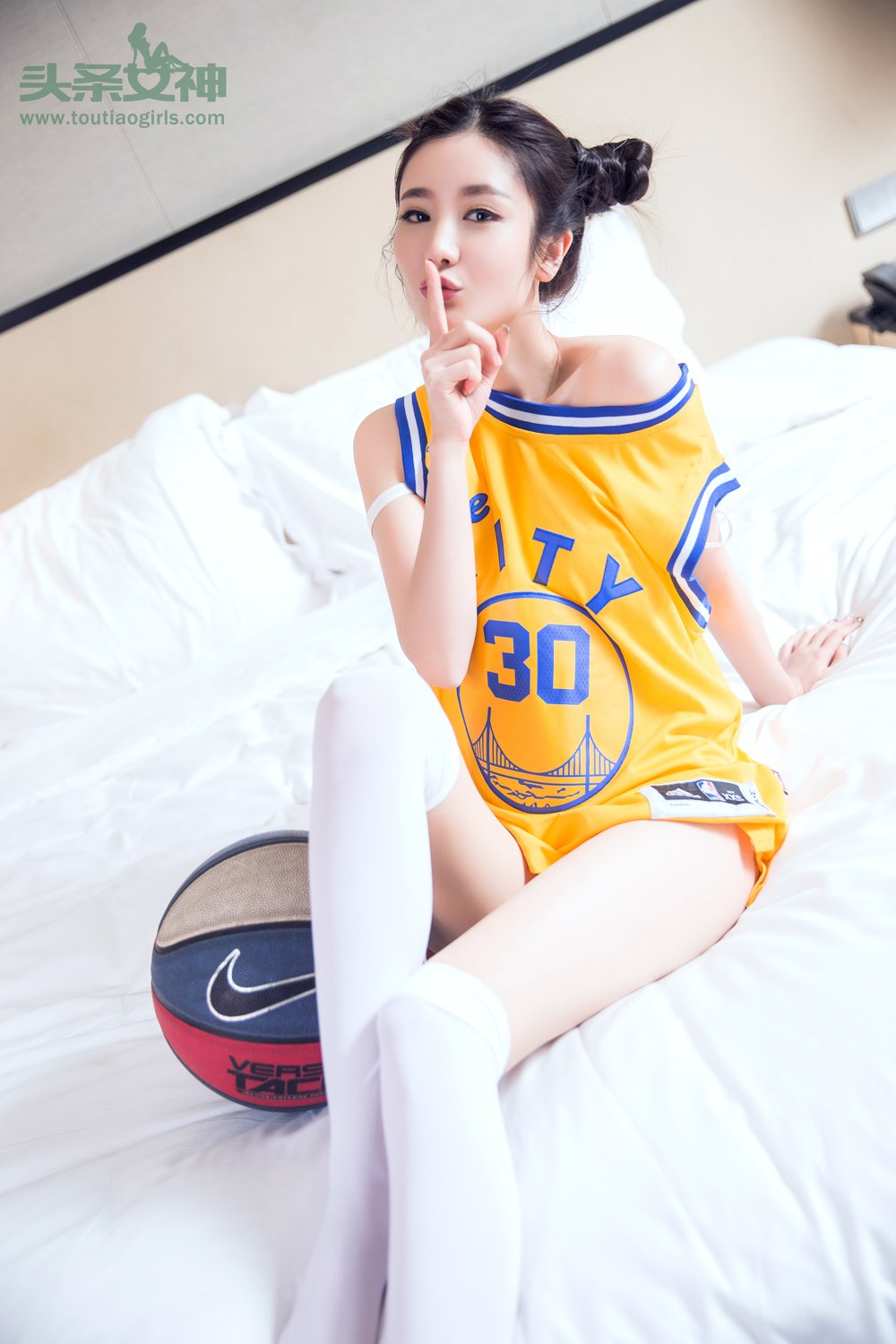 头条女神篮球宝贝苏凉库司令极品身材修长美腿私房写真-御萝部落