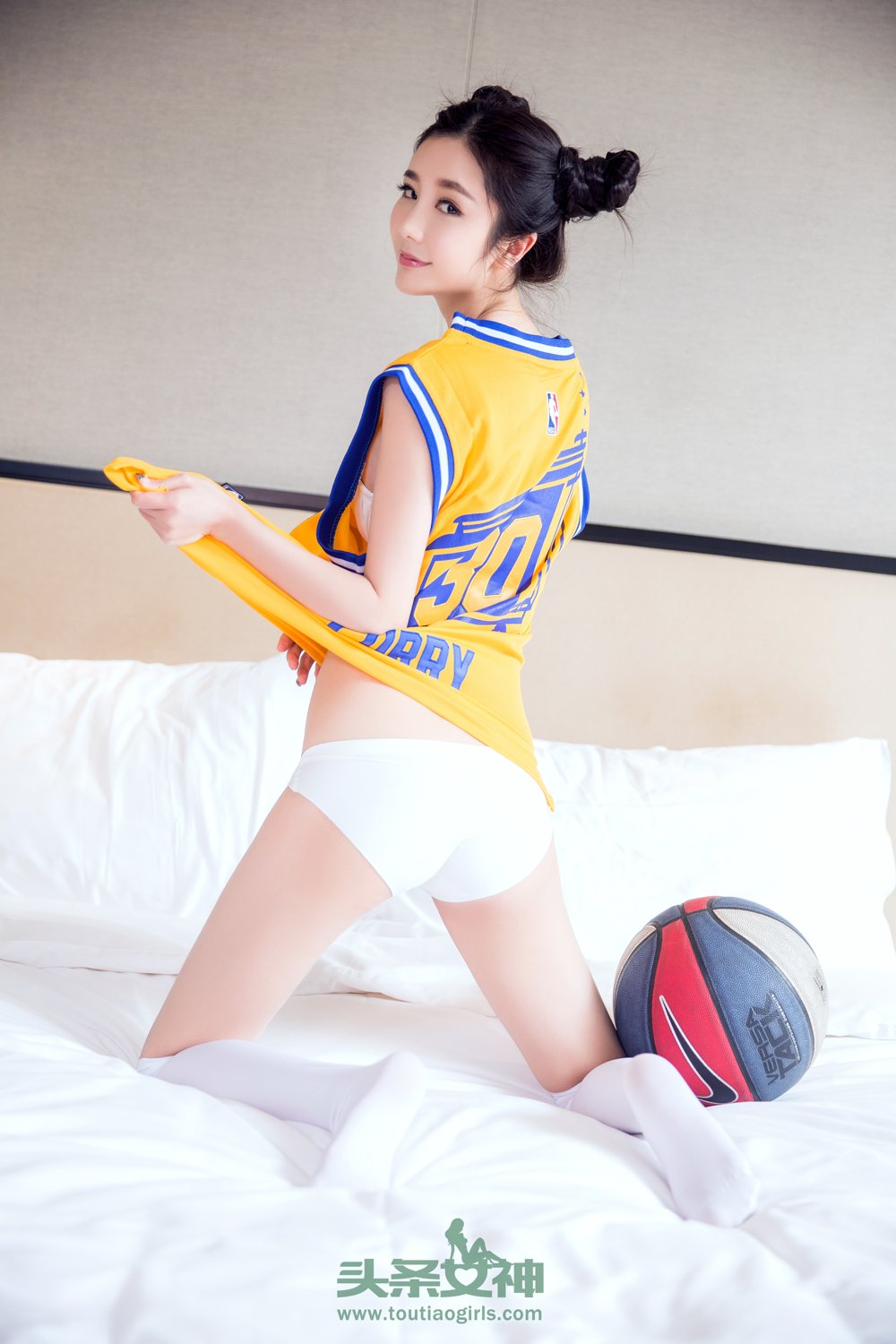 头条女神篮球宝贝苏凉库司令极品身材修长美腿私房写真-御萝部落