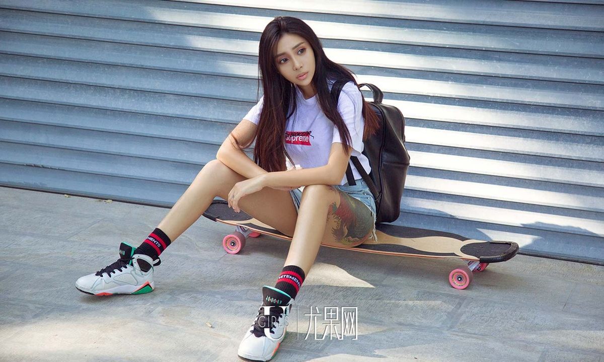 尤果网运动女神尤菲儿美式橄榄球酷劲儿火热撩人美图-御萝部落
