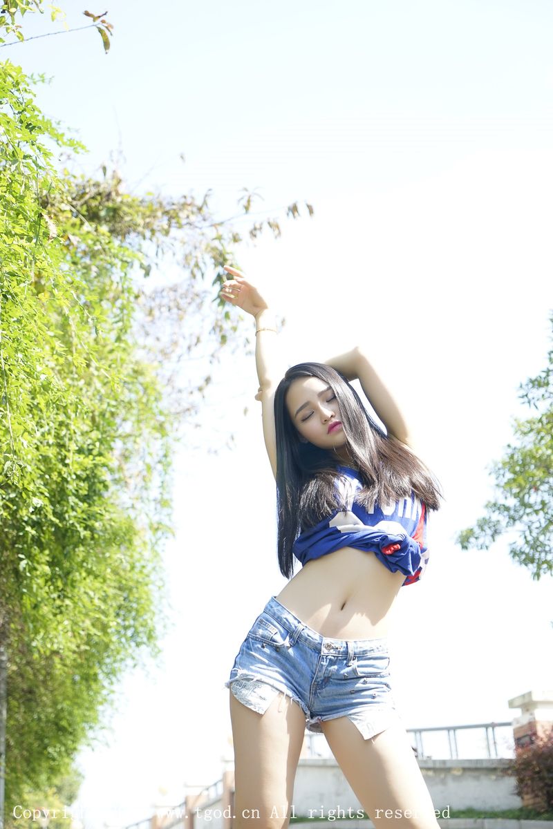 推女神足球宝贝佩佩Cassie修长美腿牛仔热裤街拍写真-御萝部落