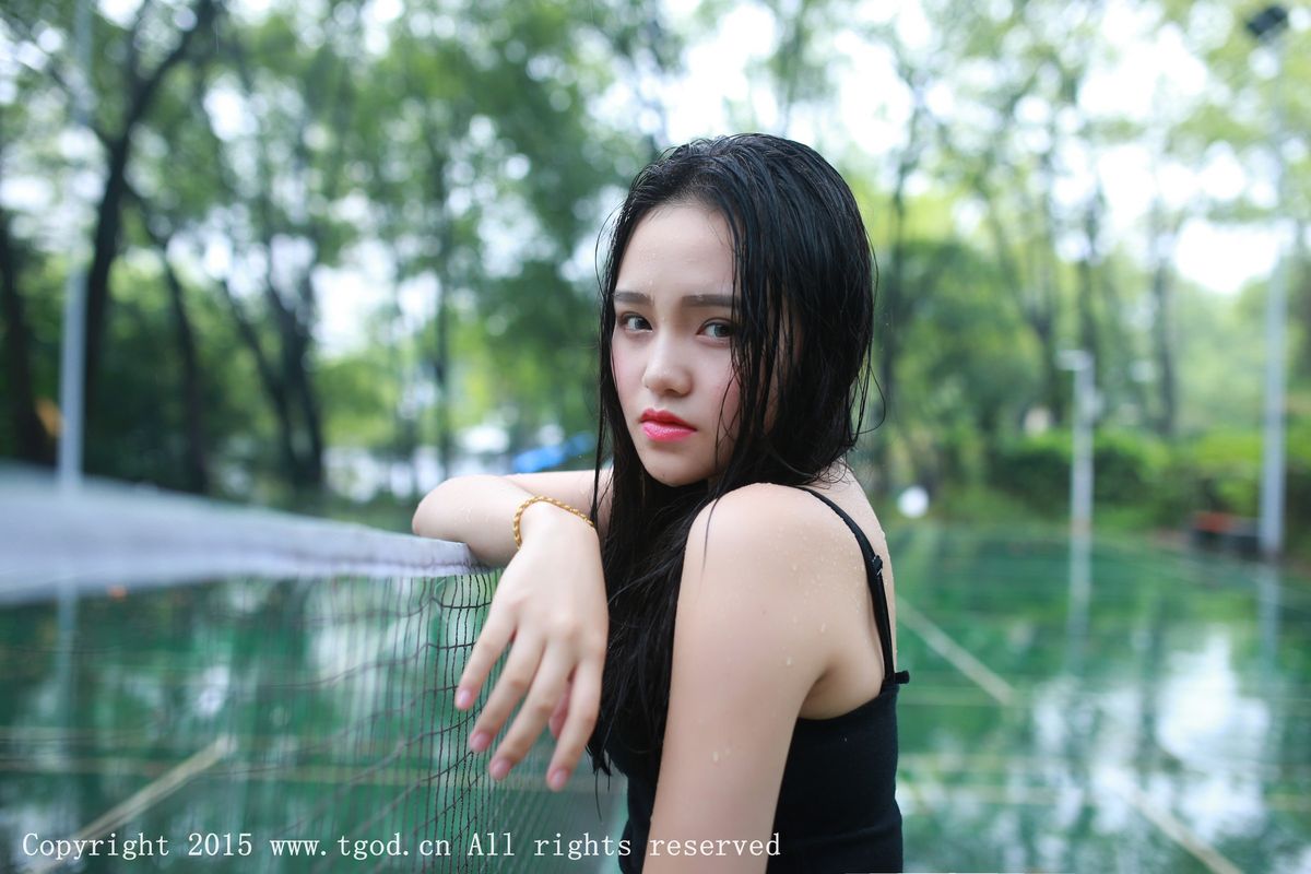 推女神足球宝贝佩佩Cassie修长美腿牛仔热裤街拍写真-御萝部落