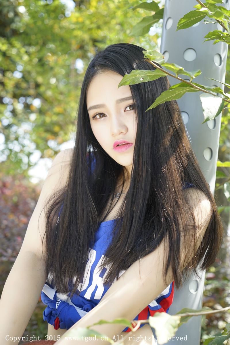 推女神足球宝贝佩佩Cassie修长美腿牛仔热裤街拍写真-御萝部落