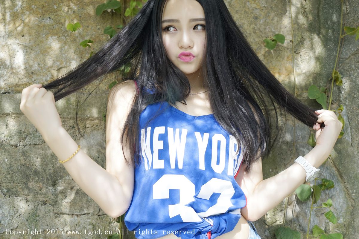 推女神足球宝贝佩佩Cassie修长美腿牛仔热裤街拍写真-御萝部落