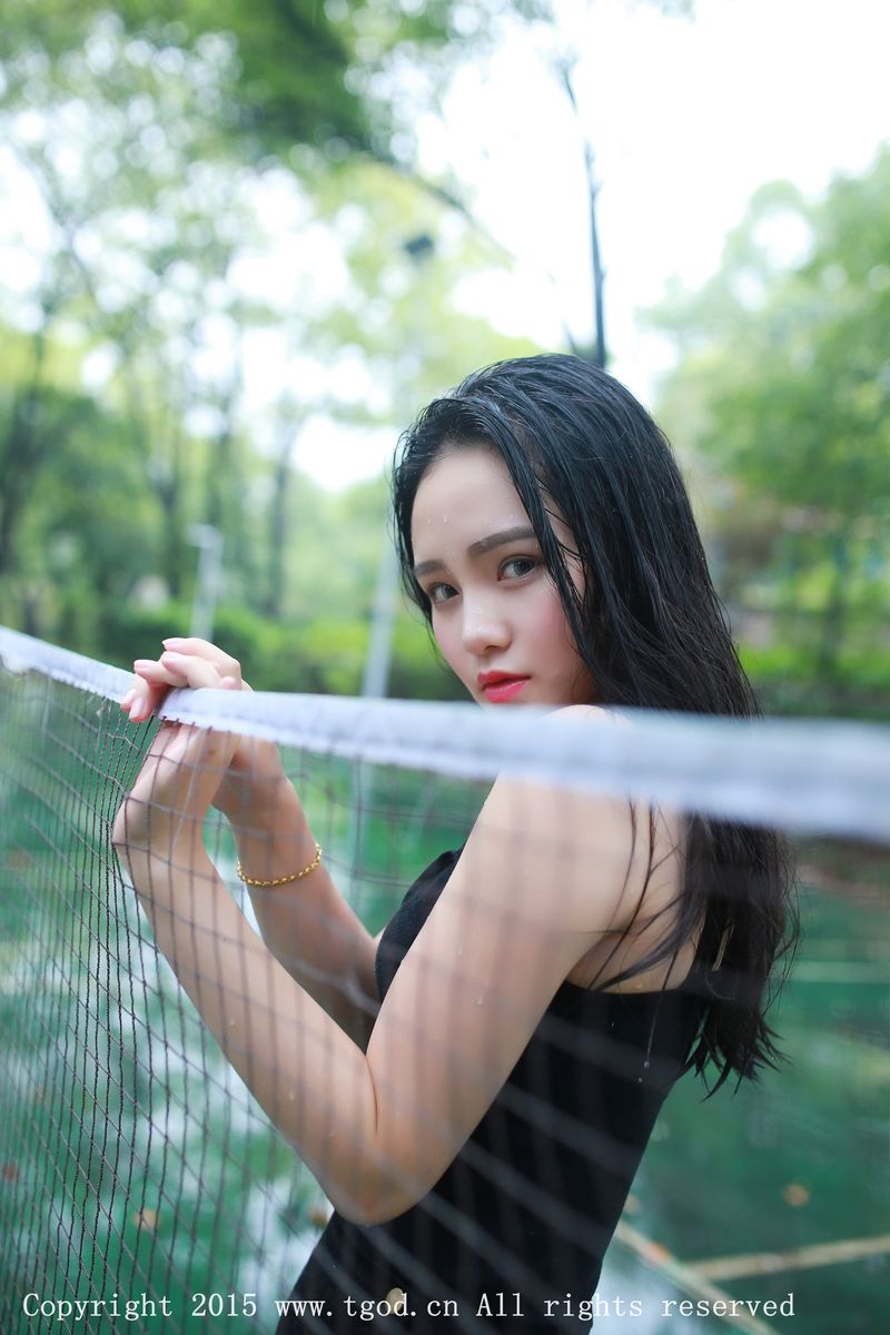 推女神足球宝贝佩佩Cassie修长美腿牛仔热裤街拍写真-御萝部落