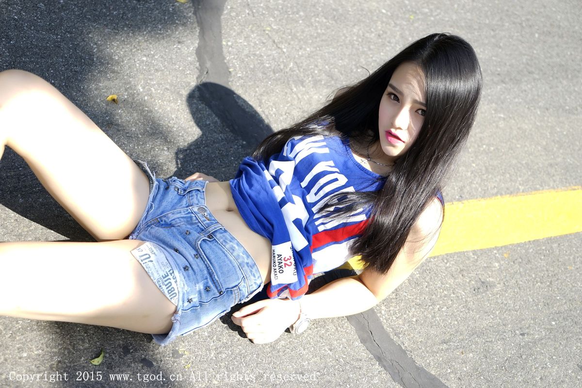 推女神足球宝贝佩佩Cassie修长美腿牛仔热裤街拍写真-御萝部落