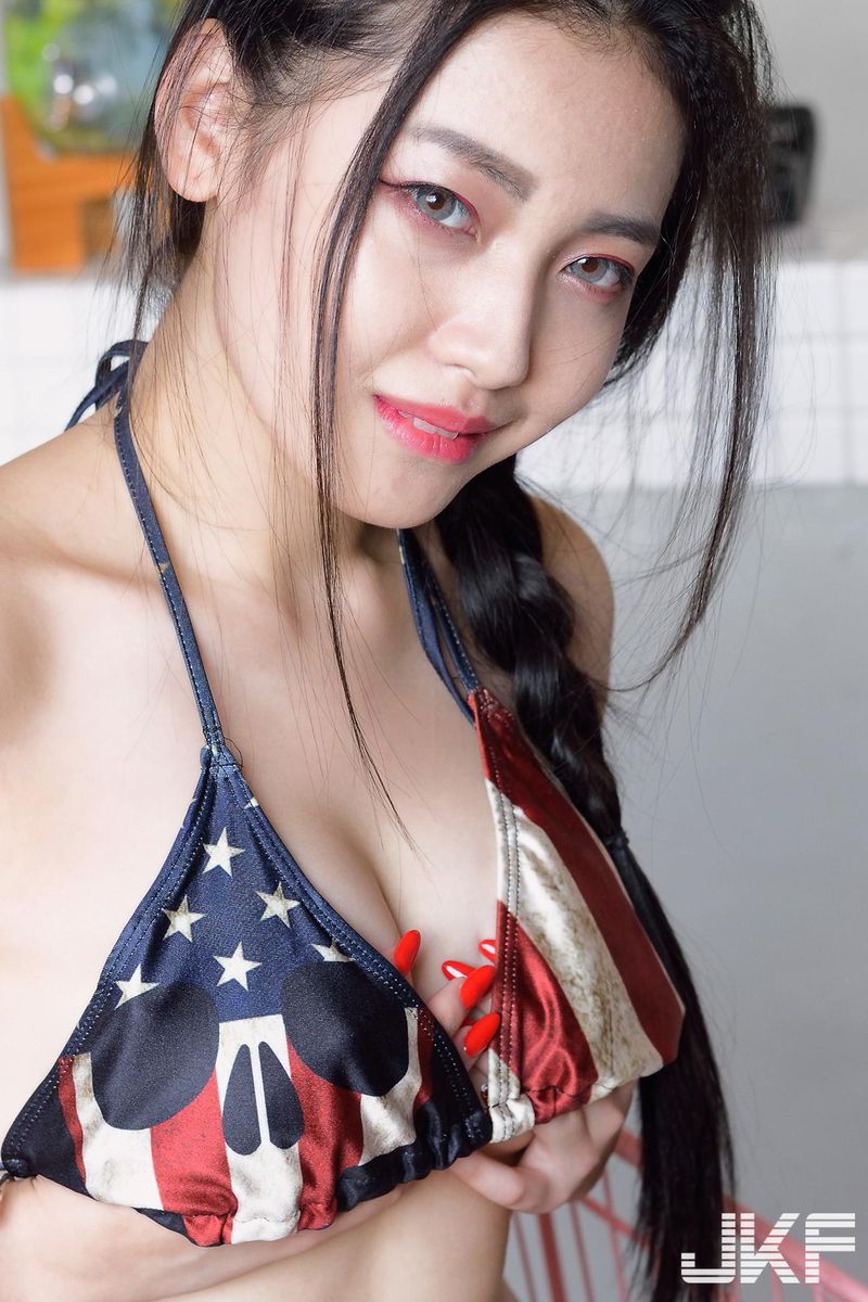 JKF台湾拳击宝贝夏暮光白皙肌肤比基尼修长美腿性感写真-御萝部落