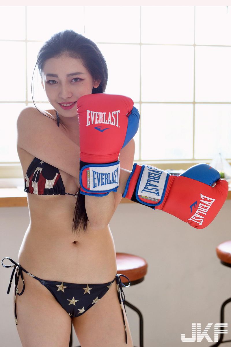JKF台湾拳击宝贝夏暮光白皙肌肤比基尼修长美腿性感写真-御萝部落