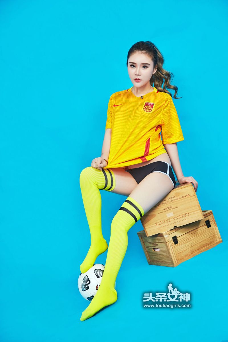 头条女神足球宝贝爱丽莎Lisa极品身材世界杯特辑大尺度写真-御萝部落
