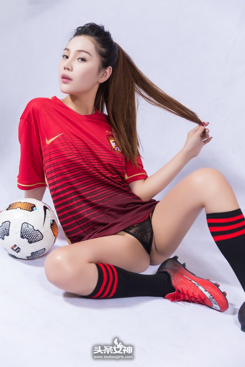 头条女神足球宝贝周予然情趣丁字裤极品身材大尺度美图-御萝部落