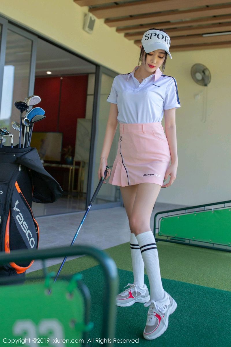 秀人网性感女神杨晨晨sugar修长美腿内衣诱惑高尔夫主题写真-御萝部落