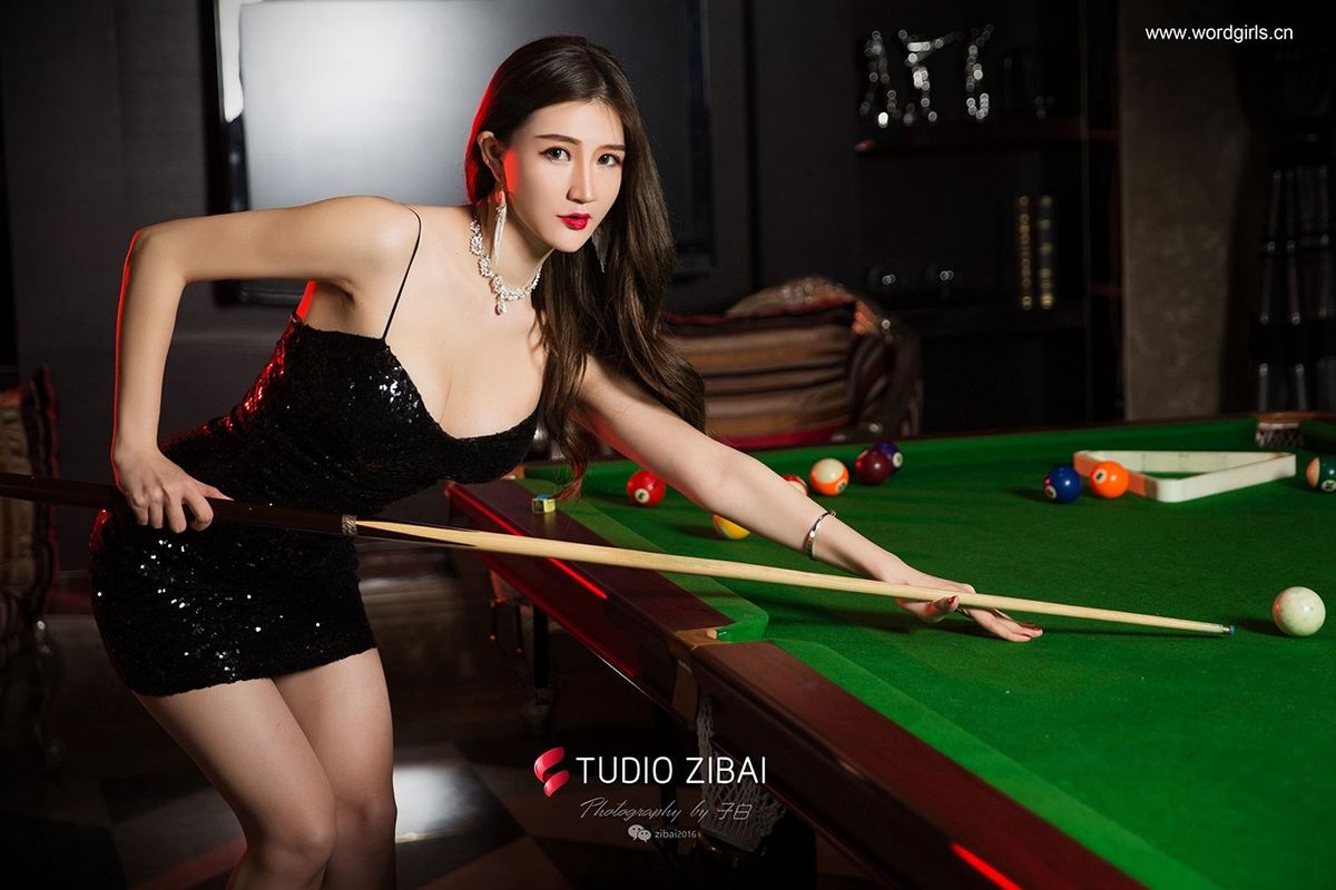头条女神台球小天后Miss玄子修长美腿性感吊裙魅惑写真-御萝部落
