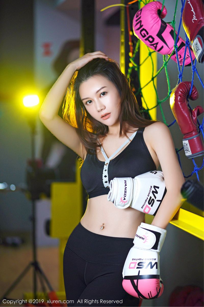 秀人网新人嫩模爱丽儿修长美腿室内健身房系列性感写真-御萝部落