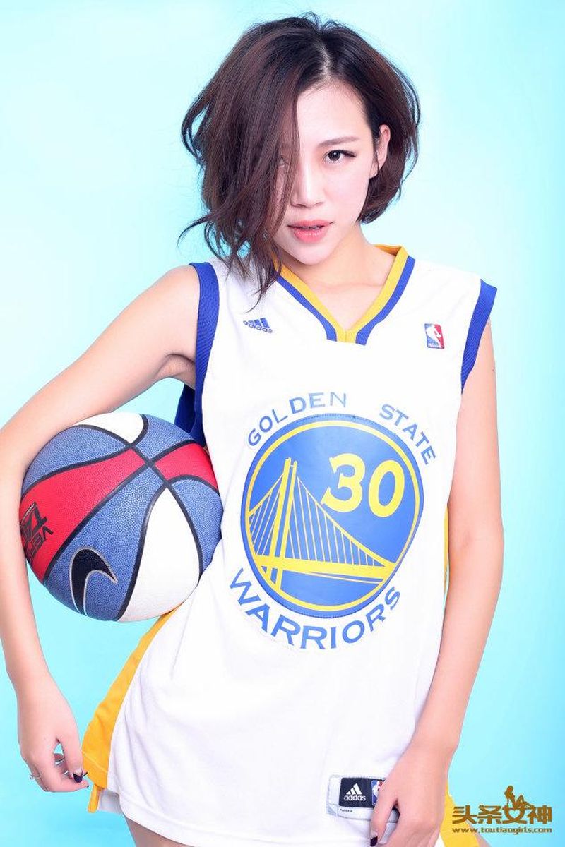 头条女神篮球宝贝乔米身穿球服极品身材修长美腿性感写真-御萝部落