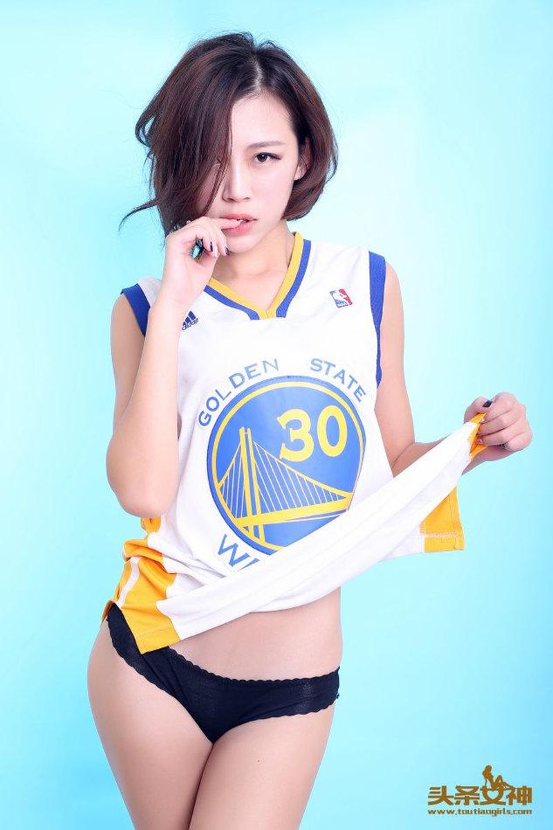 头条女神篮球宝贝乔米身穿球服极品身材修长美腿性感写真-御萝部落