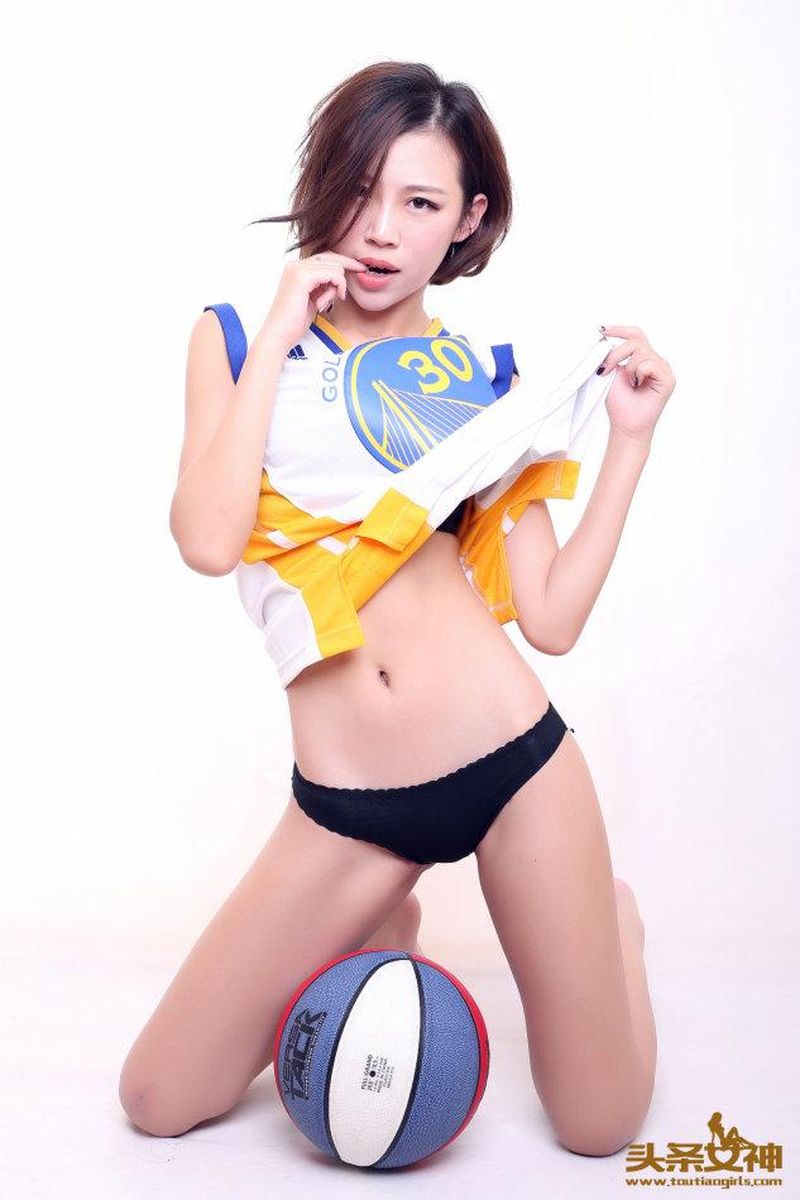 头条女神篮球宝贝乔米身穿球服极品身材修长美腿性感写真-御萝部落