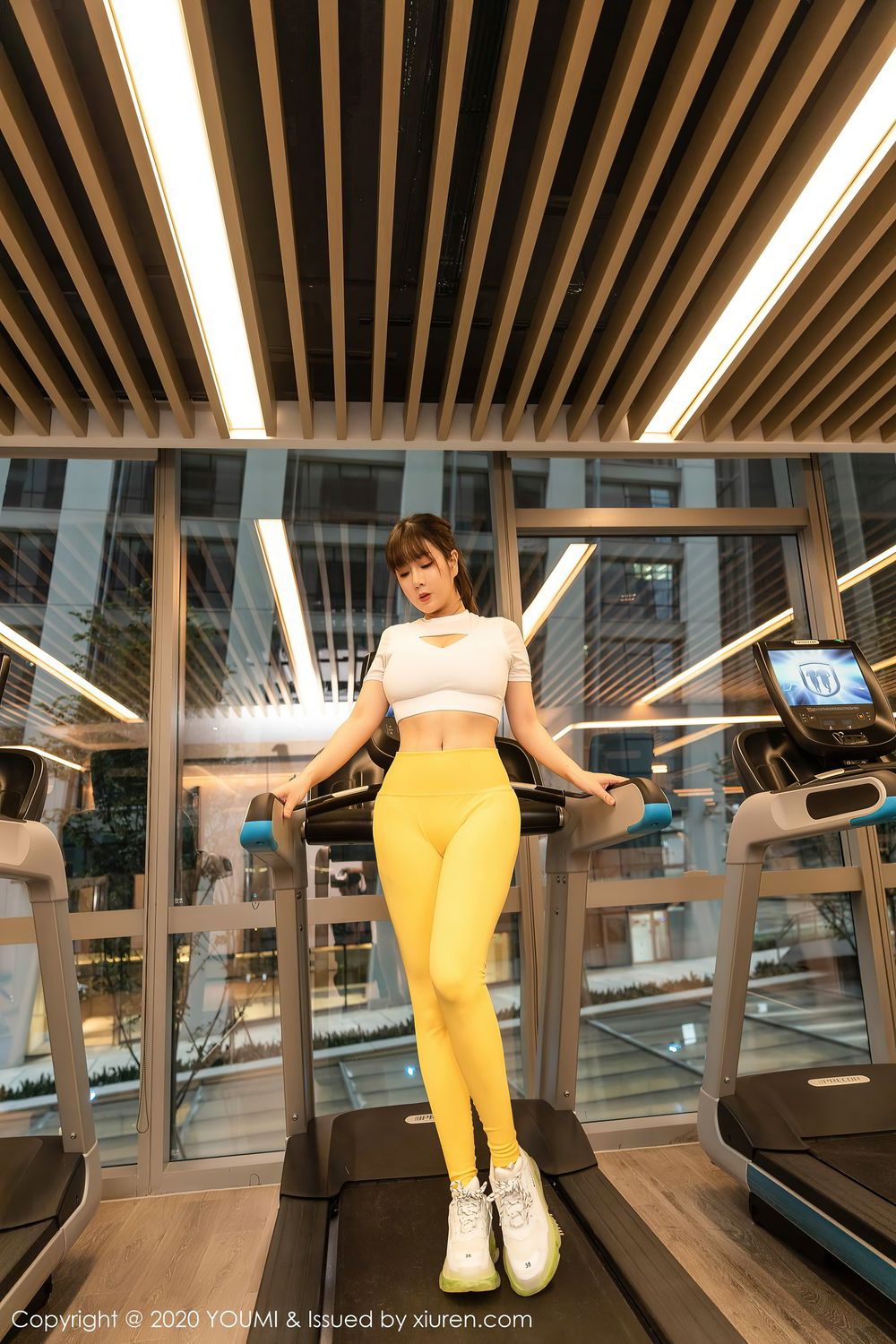 尤蜜荟性感女神王雨纯运动内衣+黄色紧身裤健身房主题写真-御萝部落