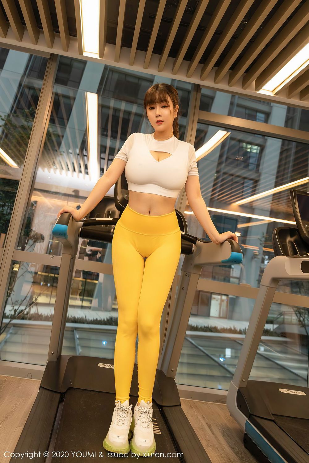 尤蜜荟性感女神王雨纯运动内衣+黄色紧身裤健身房主题写真-御萝部落