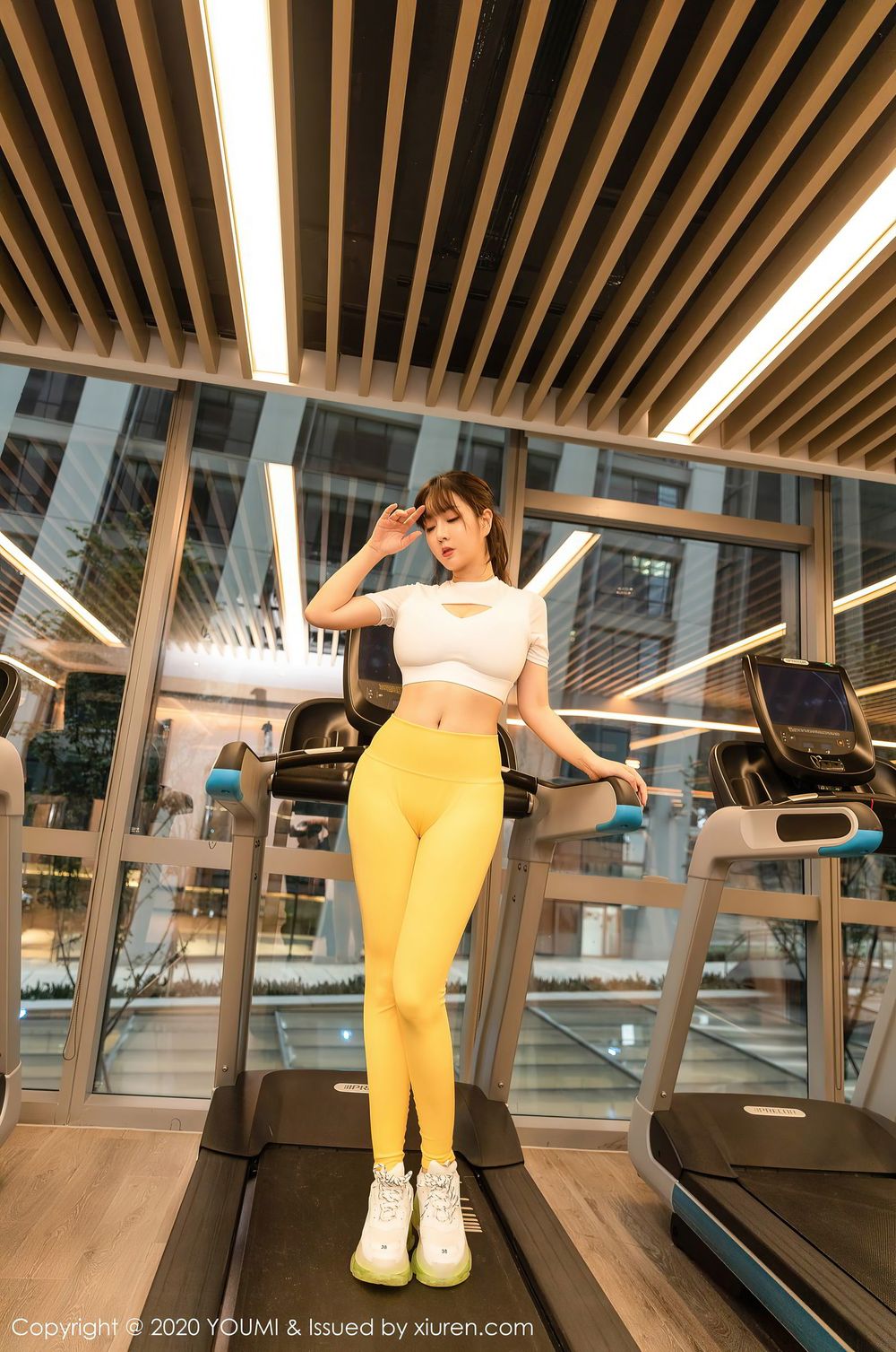 尤蜜荟性感女神王雨纯运动内衣+黄色紧身裤健身房主题写真-御萝部落