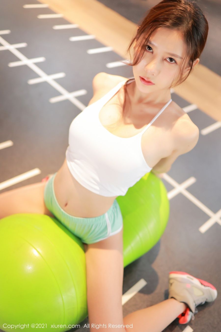 秀人网美女模特尹甜甜轻透运动内衣健身房场景性感写真-御萝部落