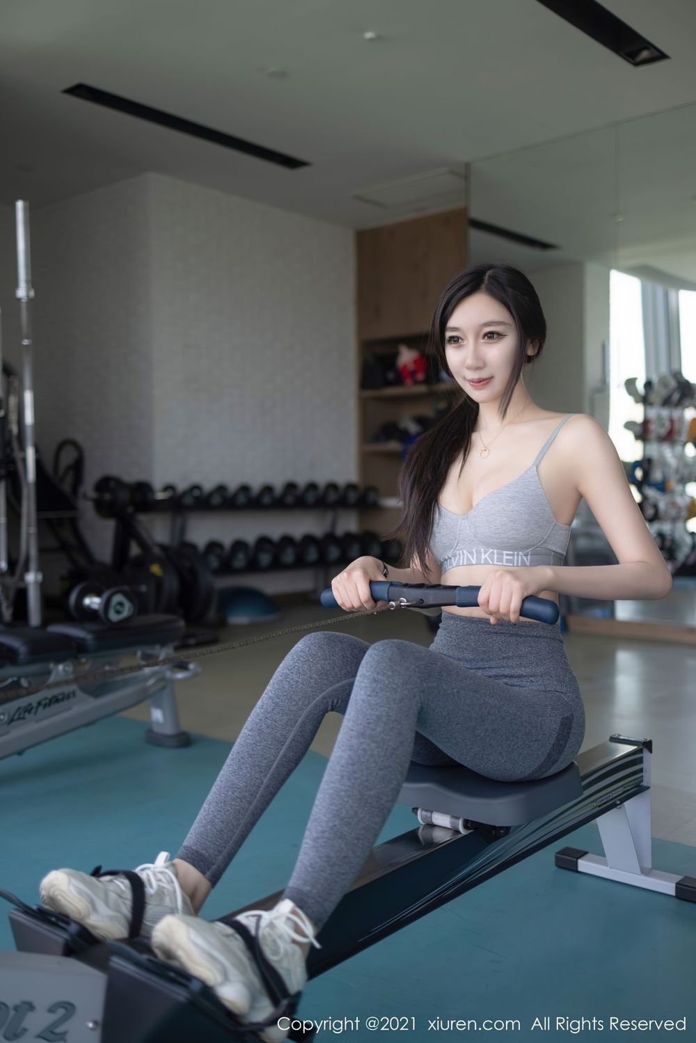 秀人网美女模特伊思思健身房场景下紧身运动内衣系列写真-御萝部落