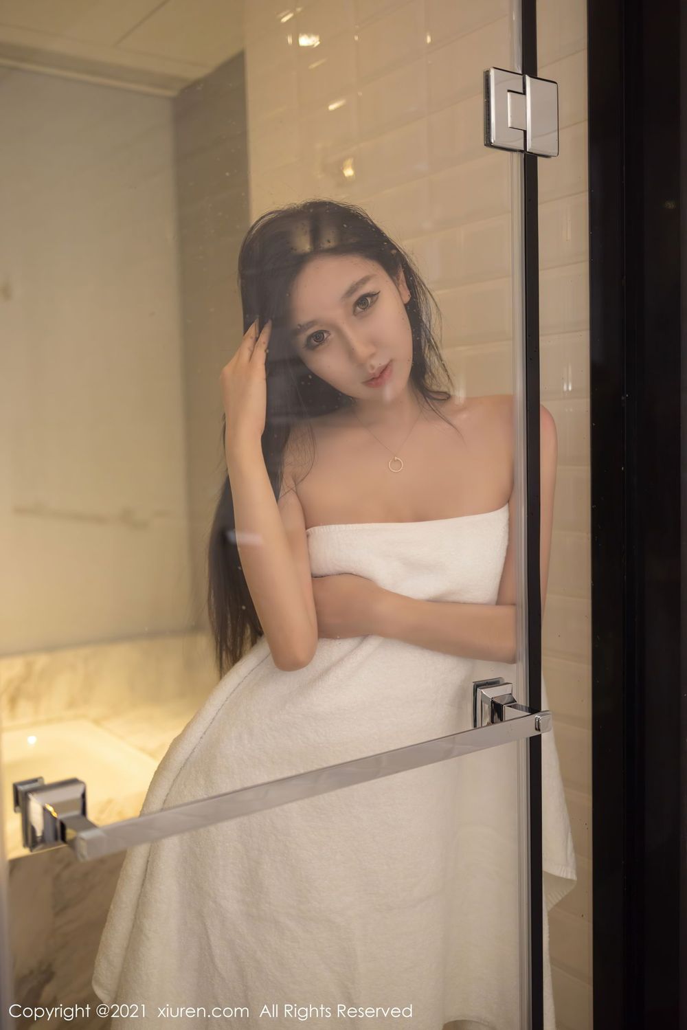 秀人网美女模特伊思思健身房场景下紧身运动内衣系列写真-御萝部落