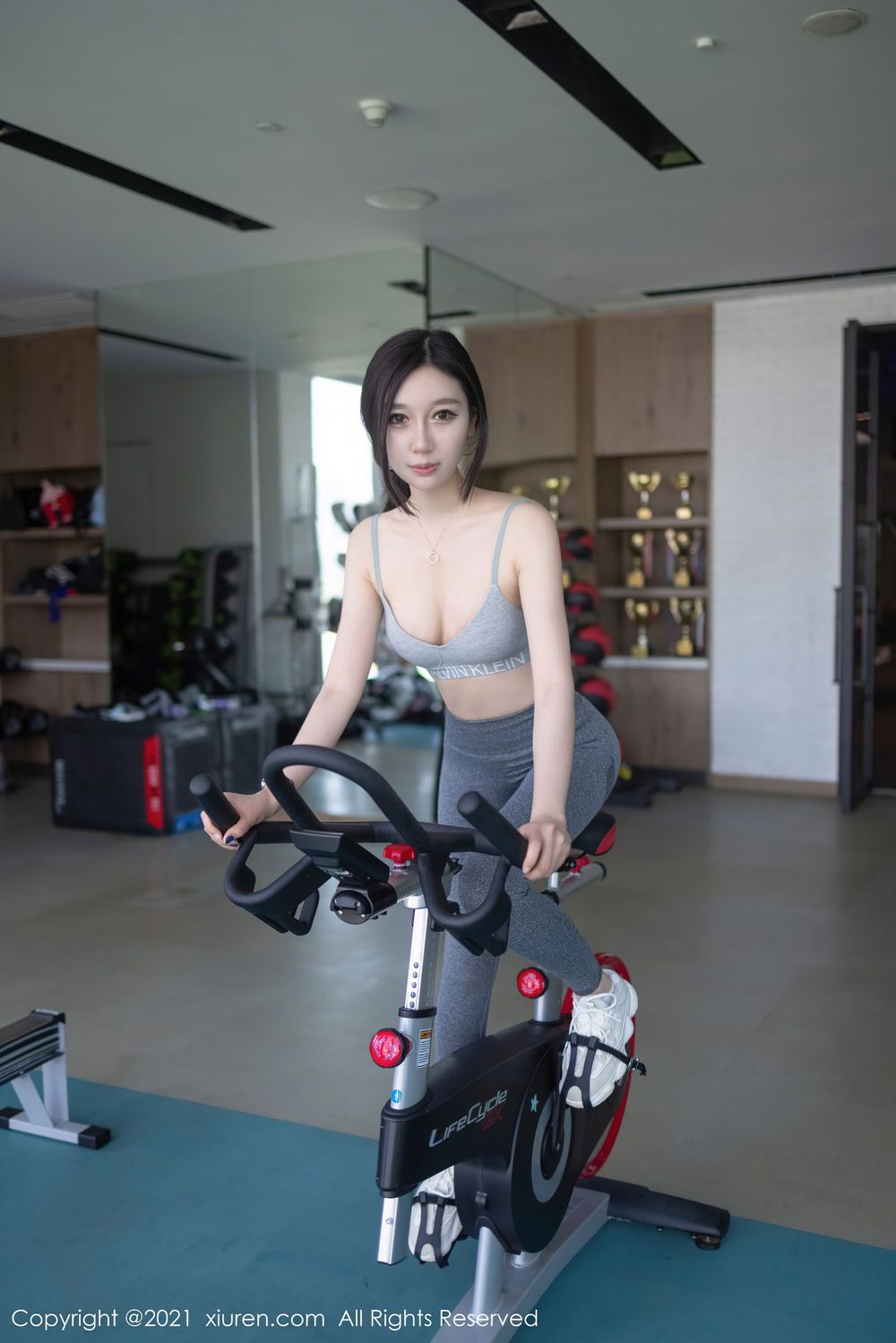 秀人网美女模特伊思思健身房场景下紧身运动内衣系列写真-御萝部落