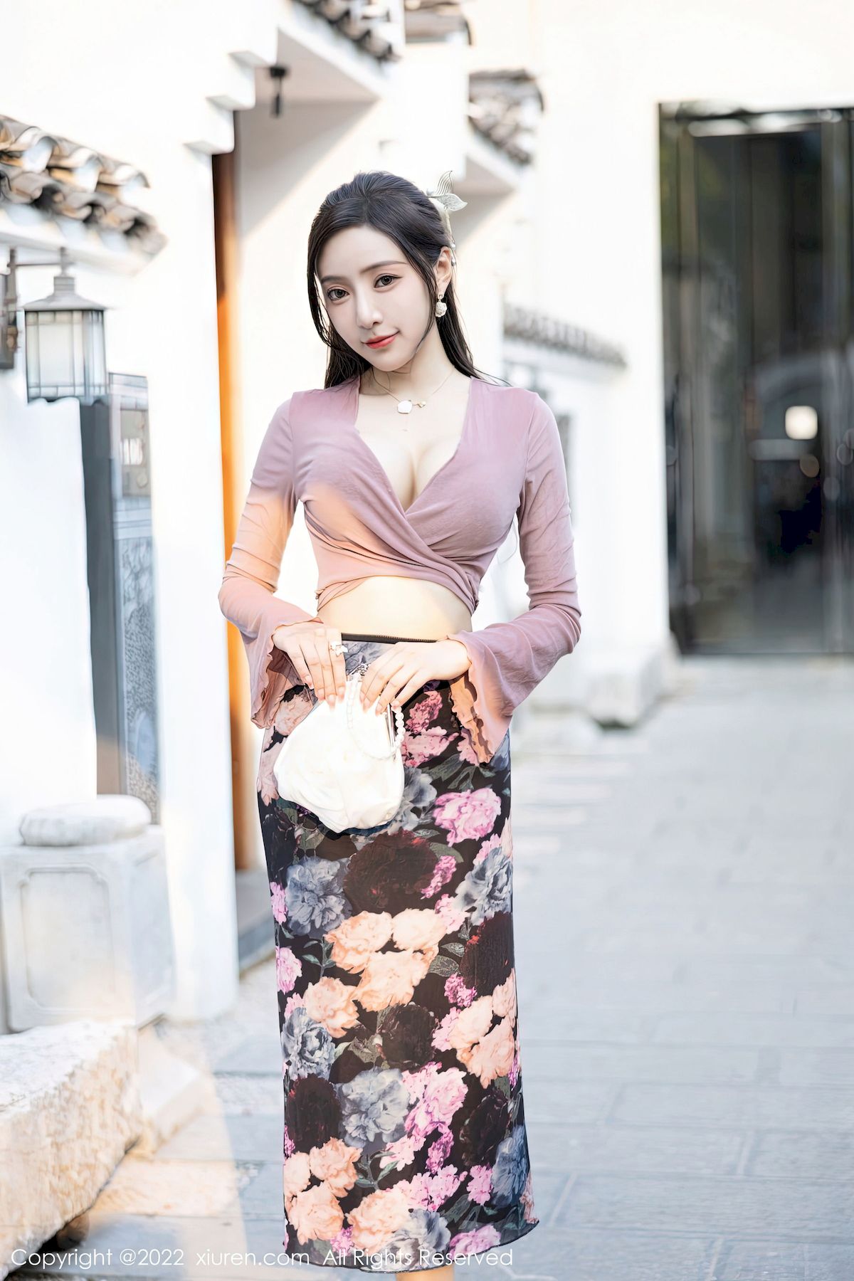 [秀人XiuRen] No.5985 女神王馨瑶yanni – 粉灰色上衣+花色长裙性感写真