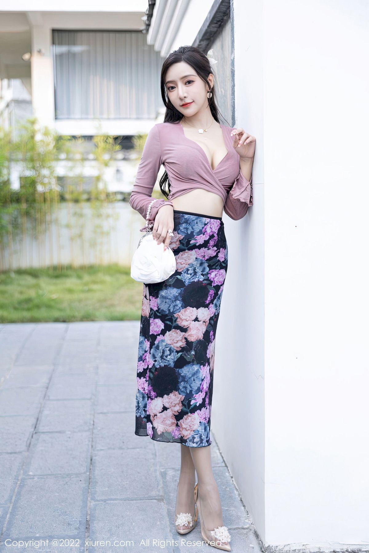 [秀人XiuRen] No.5985 女神王馨瑶yanni – 粉灰色上衣+花色长裙性感写真