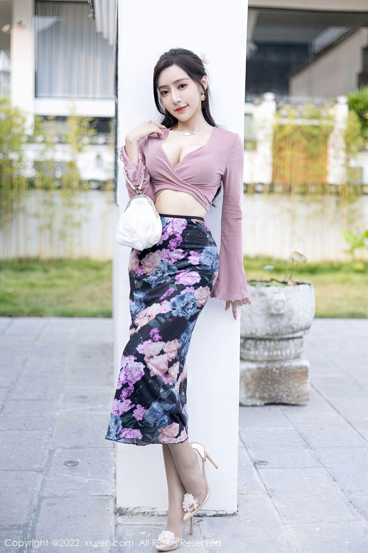 [秀人XiuRen] No.5985 女神王馨瑶yanni – 粉灰色上衣+花色长裙性感写真