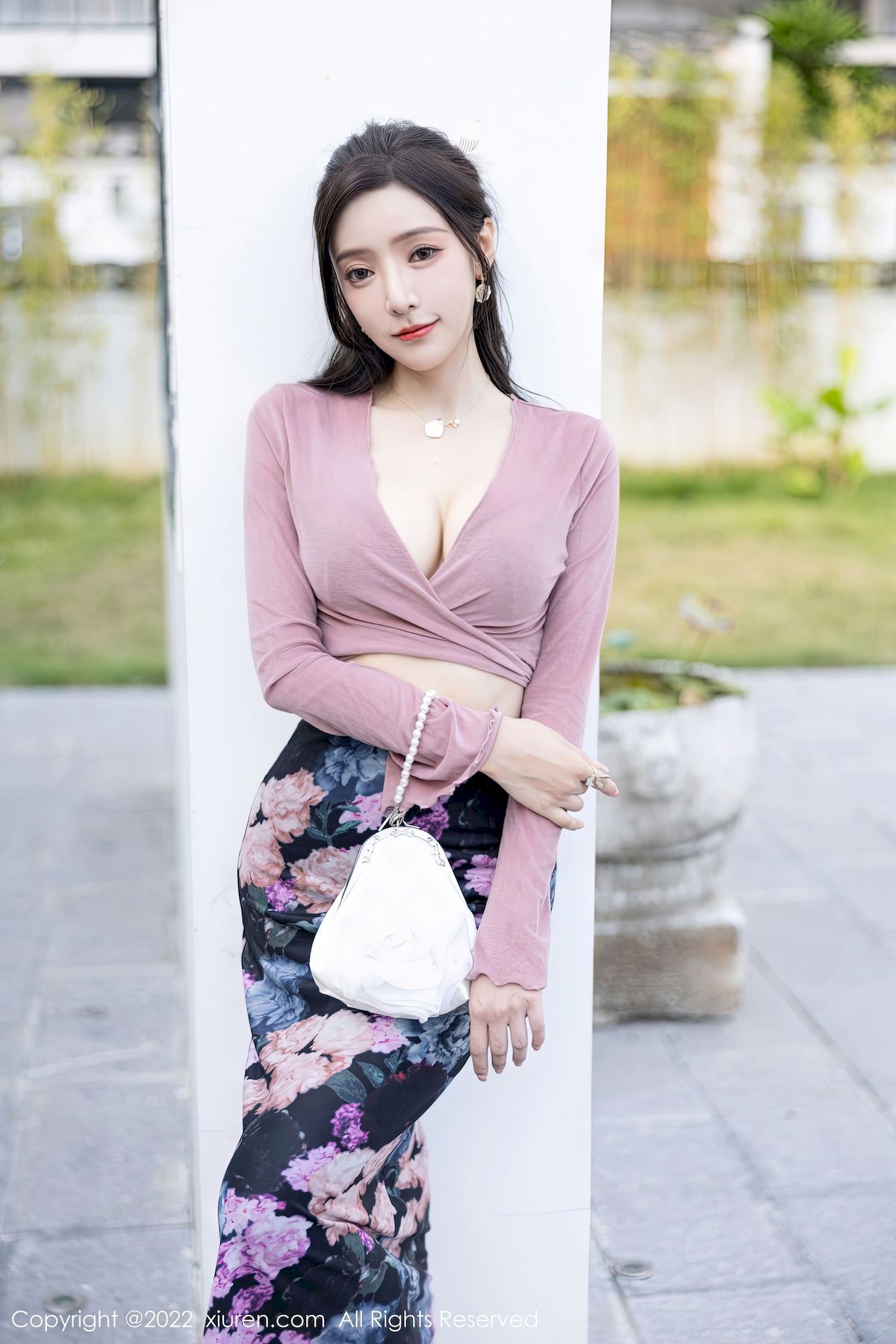 [秀人XiuRen] No.5985 女神王馨瑶yanni – 粉灰色上衣+花色长裙性感写真