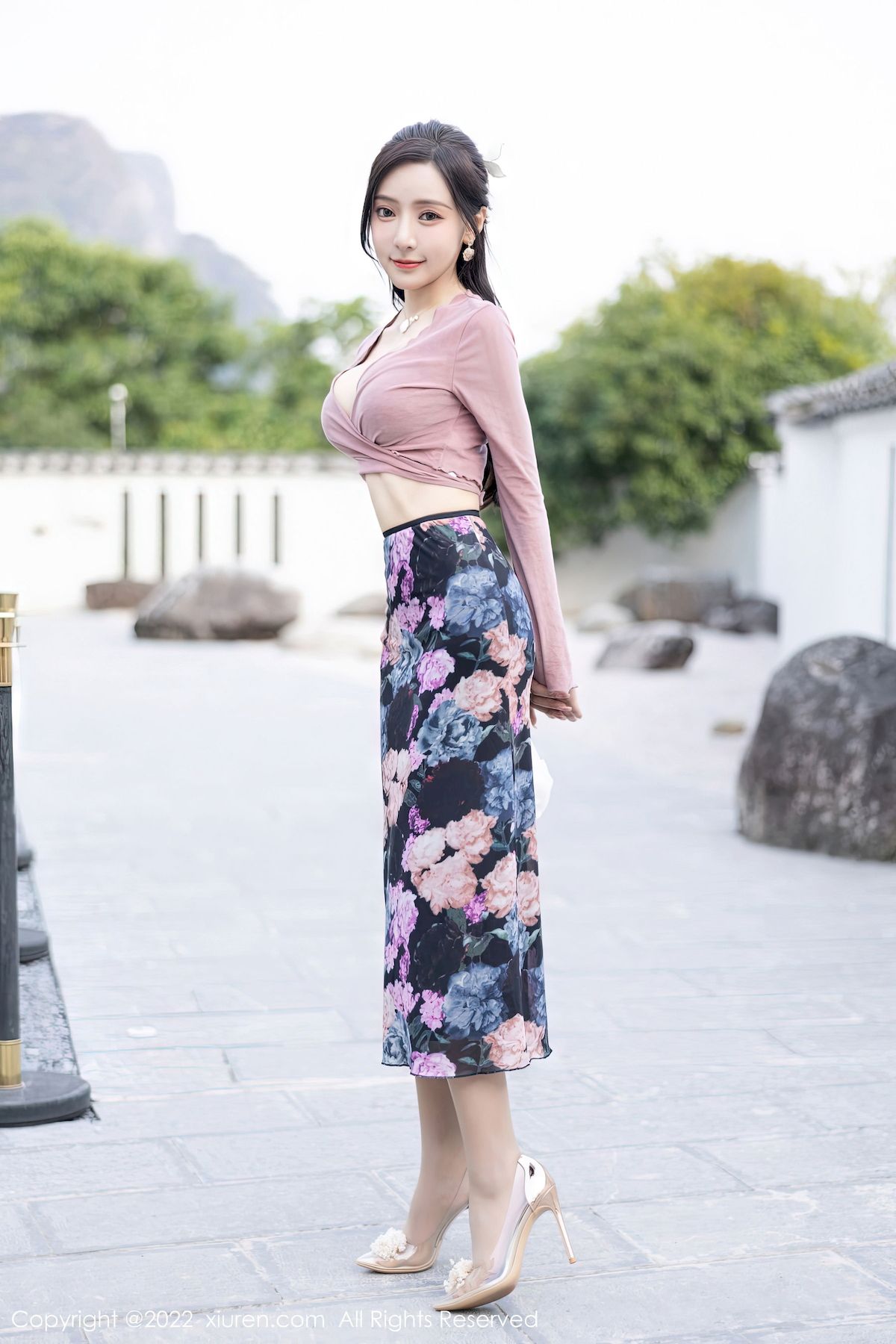 [秀人XiuRen] No.5985 女神王馨瑶yanni – 粉灰色上衣+花色长裙性感写真