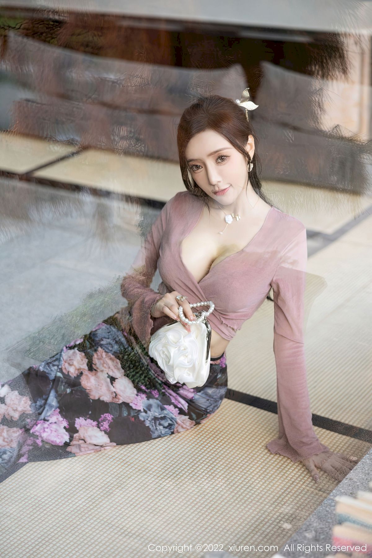 [秀人XiuRen] No.5985 女神王馨瑶yanni – 粉灰色上衣+花色长裙性感写真