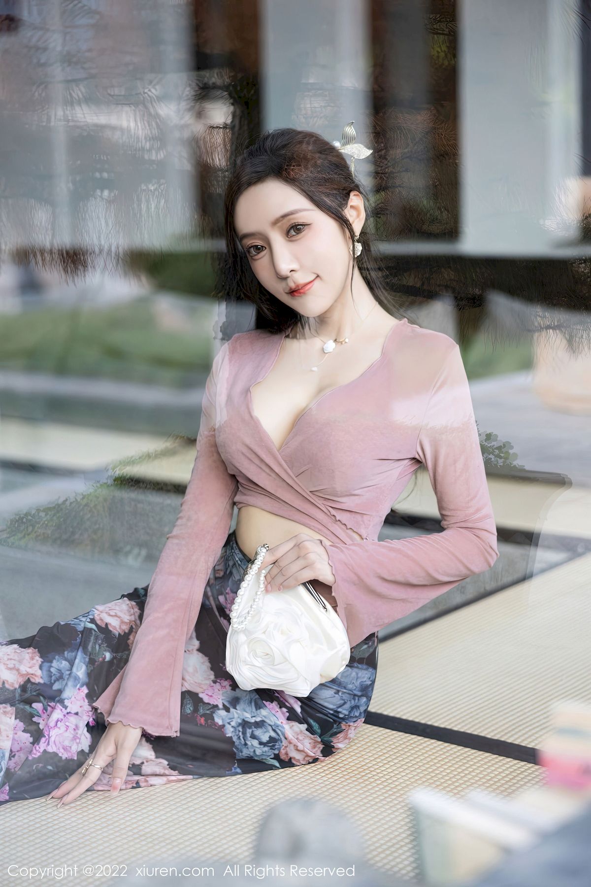 [秀人XiuRen] No.5985 女神王馨瑶yanni – 粉灰色上衣+花色长裙性感写真